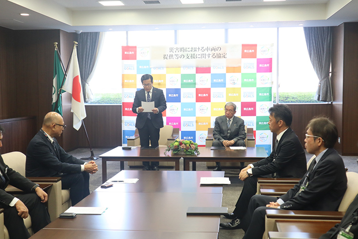 あいさつをする松本社長