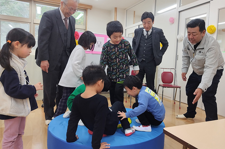 トランポリンに乗って元気いっぱいに飛び跳ねる園児ら