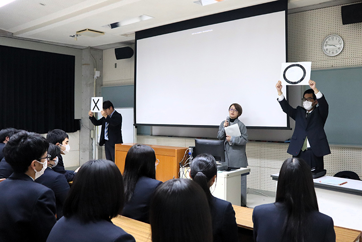 生徒らにクイズ形式で、学んだ内容を確認する佐々木少年育成官（中央）