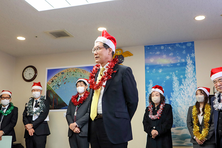 「楽しい時間を」とあいさつする二井内会長