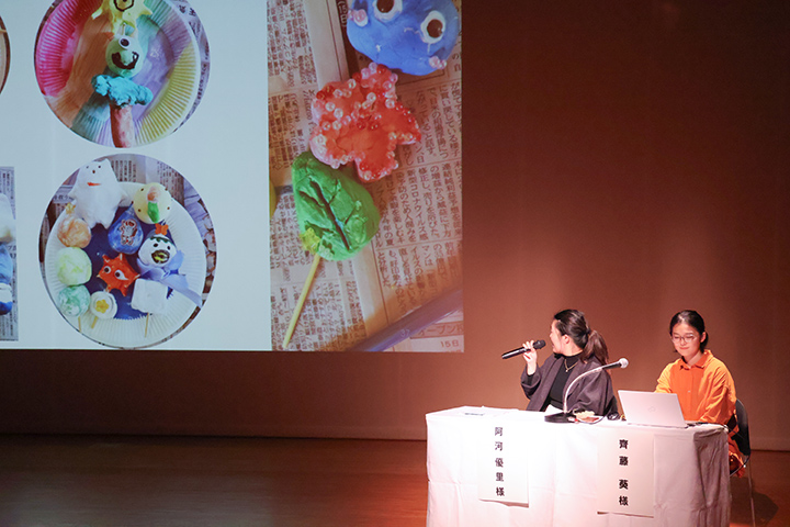 子どもたちがSDGｓを学びながら制作したミライノ坊ちゃん団子について発表する阿河さん（左）、斎藤さん（撮影・𦚰）