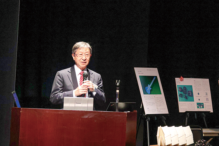 講演する杉原研究特別教授