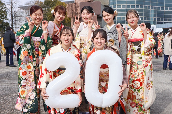 晴れ着を身にまとって友人らと記念撮影を楽しむ新成人ら