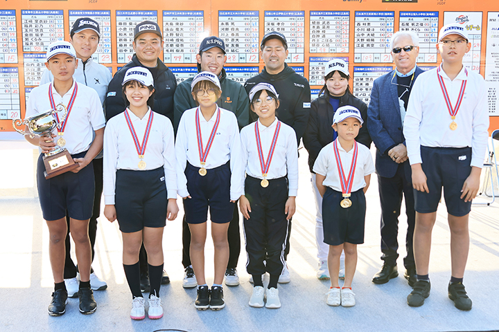 大会終了後の三ツ城小選手と関係者