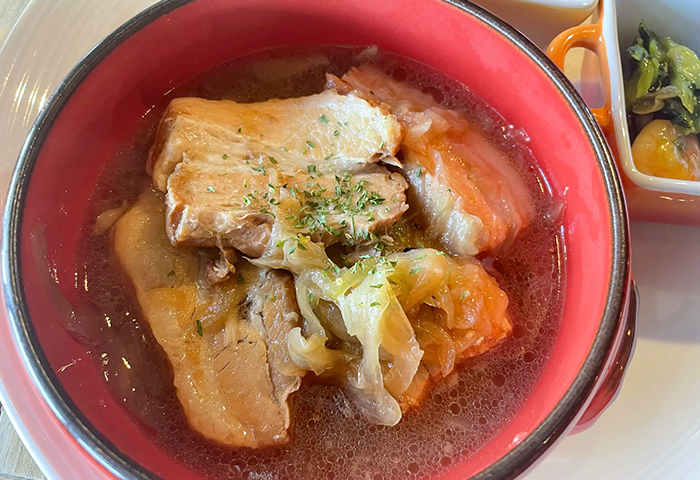 3~5時間かけて煮込む「豚肉のホロホロ煮」