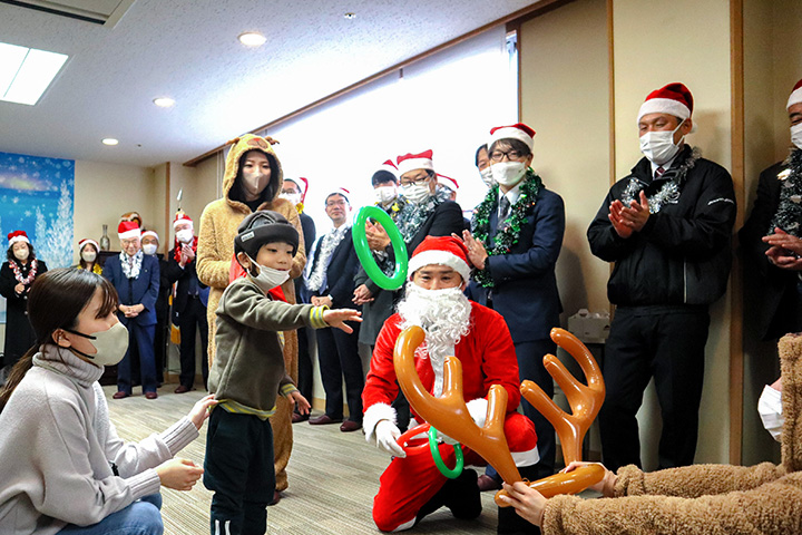 トナカイの角で輪投げをして交流を楽しむ園生ら
