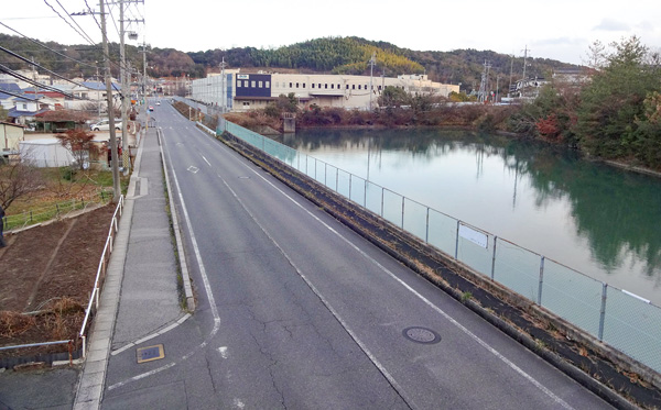 地点⑨　材修場内の線路跡に作られた直線道路と須久茂池