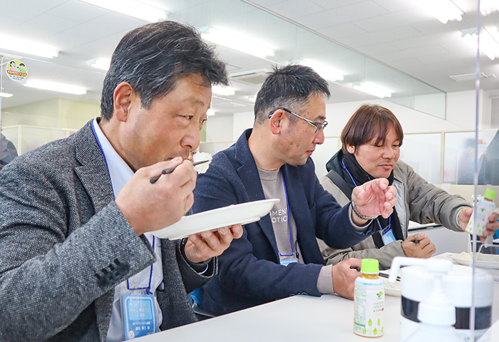香りを確認するなどして5銘柄の食べ比べをする生産者ら(撮影・山北)