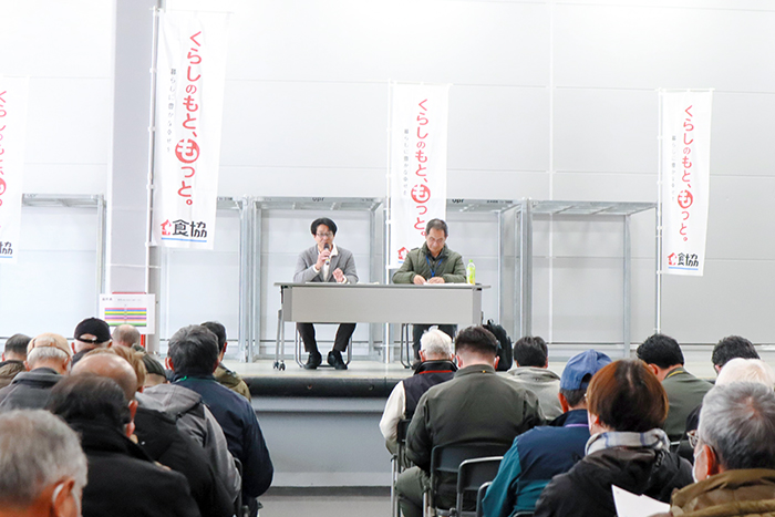 多収穫米(しきゆたか)の説明を聞く生産者ら(撮影・山北)