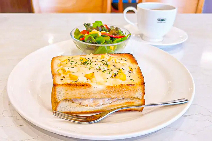 ツナコーントーストサンド(サラダ・ドリンク付き) 780円