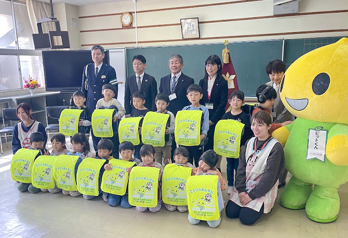 こくみん共済coopのマスコット「ピット君」と出席者全員で記念撮影