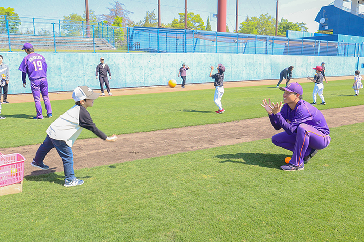 伯和ビクトリーズの選手とボール遊びをしている参加者(撮影・山浦)