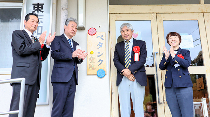 看板を設置した市場教育長(左から2人目)と金原会長(同3人目)(撮影・山北)