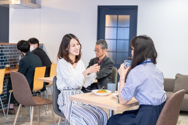 カフェでおしゃべりする女性