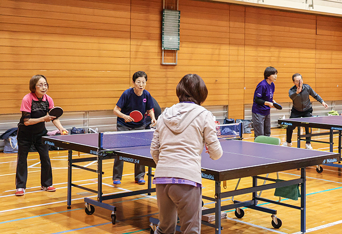 ラージボール卓球を楽しむ参加者ら(撮影・𦚰)