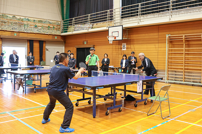 西田会長(左?)による打ち方のレクチャー(撮影・𦚰)