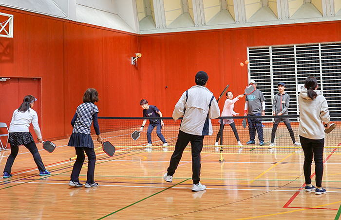 黒瀬B&G海洋センター体育館(同市黒瀬町楢原)で開かれた親子体験会(撮影・𦚰)