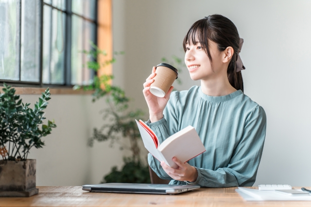 カフェで読書する女性
