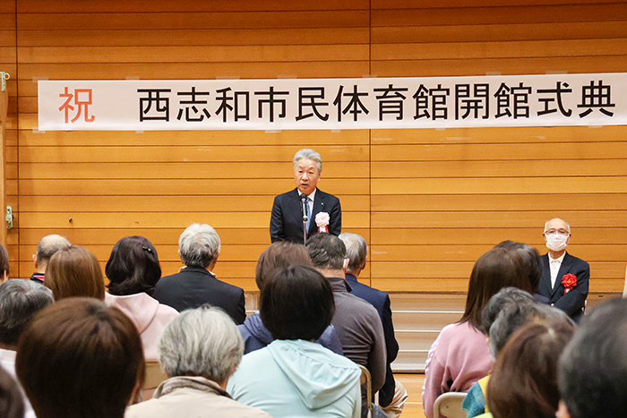 開会式で挨拶をする市場教育(撮影・𦚰)