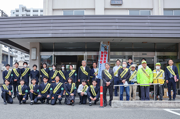 記念写真に納まる賀茂高校生徒会メンバーと国税局や税務署、警察など関係者ら（撮影・𦚰）