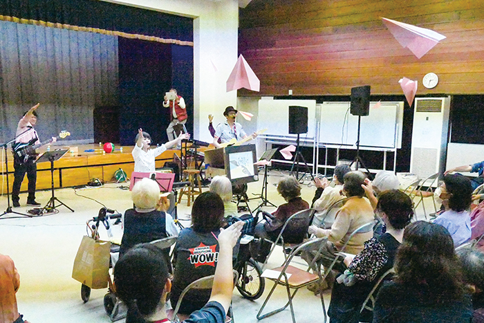 4月20日、高屋西地域センターで撮影したテーマソングコンサート(撮影・フォトリポーター 船越)