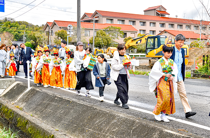 4月13日、八本松町原で撮影した稚児行列(撮影・フォトリポーター 井川)