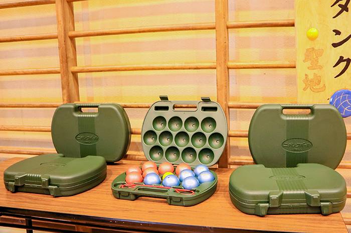 備えられた室内用ペタンク用具5セット(撮影・山北)