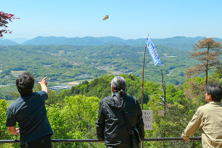 復活した展望台で紙飛行機を飛ばす参拝者(撮影・フォトリポーター 船越)