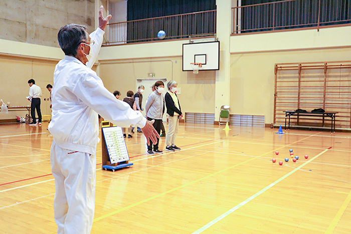 ペタンクを楽しむ住民ら(撮影・山北)
