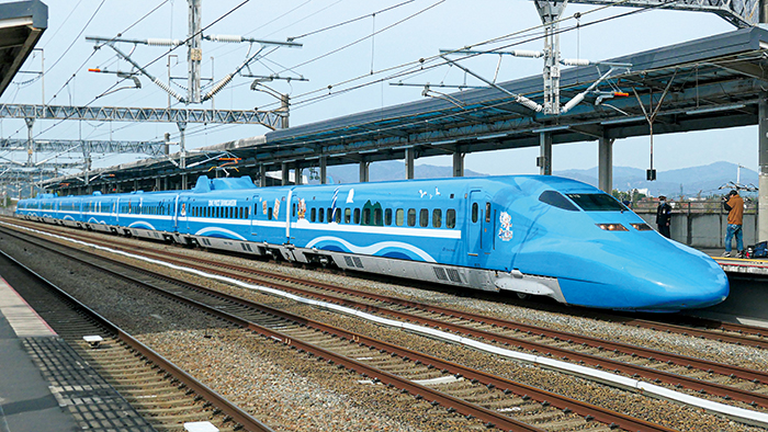 4月12日、東広島駅で撮影したワンピースコラボの山陽新幹線(撮影・フォトリポーター 船越)