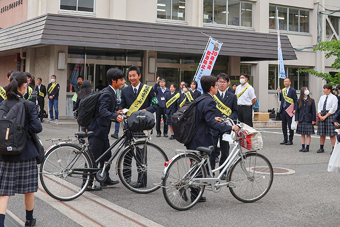 生徒会メンバーが登校してきた生徒らに20歳未満飲酒の防止呼びかけ（撮影・𦚰）