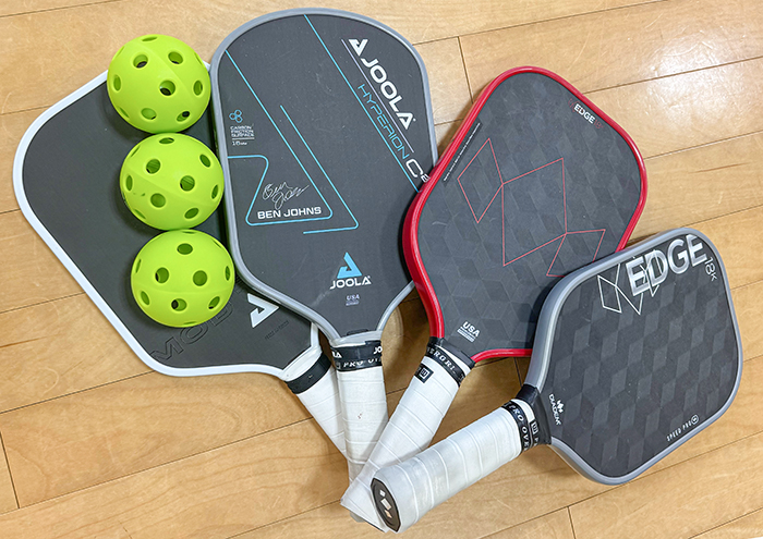卓球のラケットに似たパドルとプラスチック製の穴あきボール(撮影・𦚰)