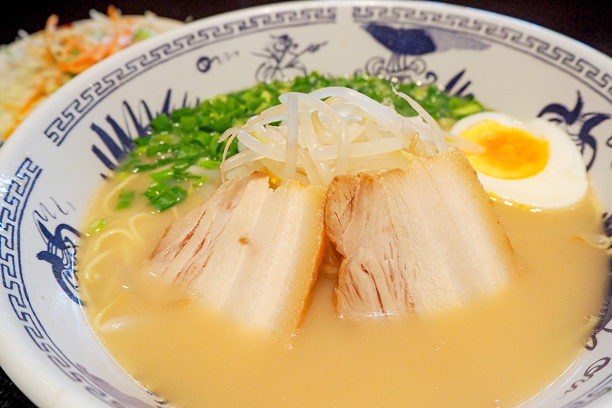 長春飯店の豚骨ラーメン