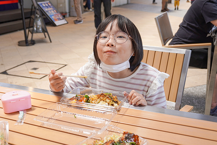 「本当においしい」と東広島焼きを頬張る女の子