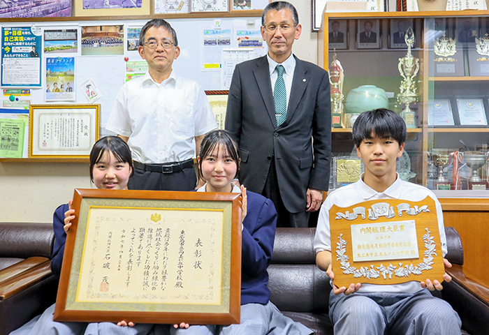 受賞を喜ぶ（前列左から）美化緑化委員長の鳥居茉子さん、生徒会長の柵田さん、生徒副会長の重津蒼之朗さん、（後列右から）中山校長、三代澤教務主任（撮影・山北）