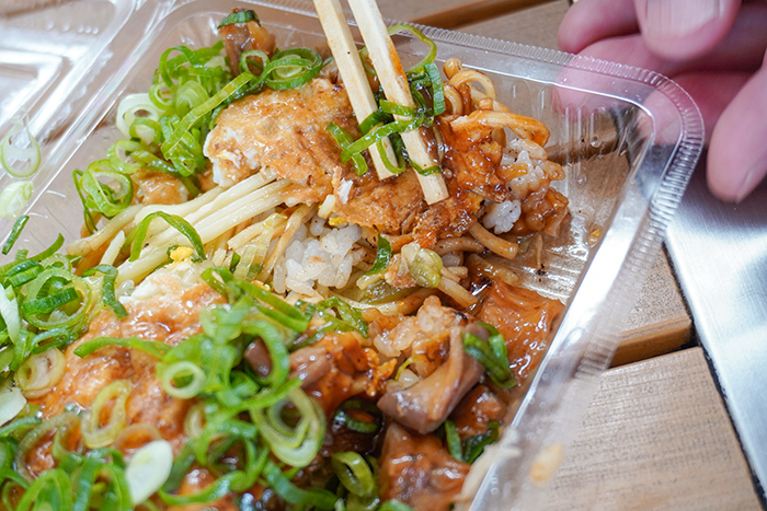 炒めてパリパリになった米と麺が下に。「もちもちとした食感も楽しんでほしいため、よい米を使っています」という、こだわりの米