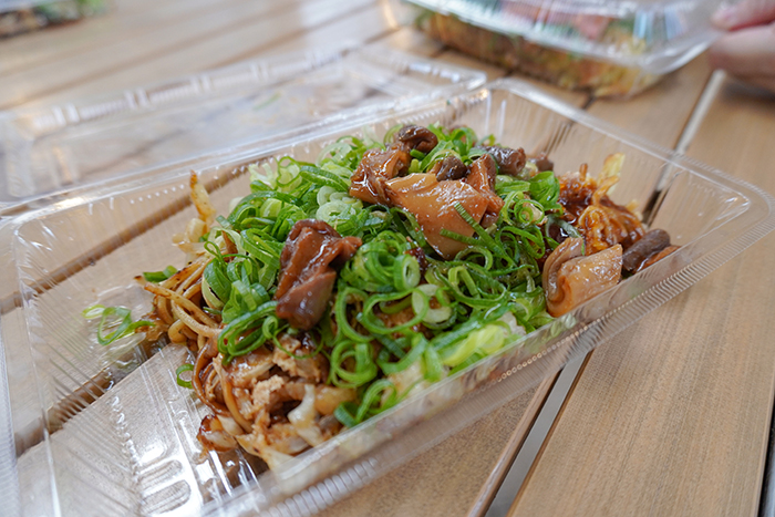 コリコリ食感の豚ホルモン「せんじ肉」とシャキシャキのネギが相性抜群