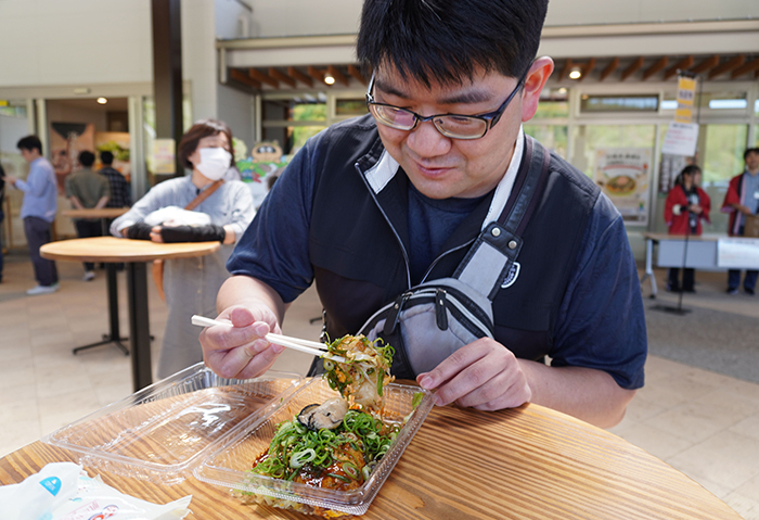 「お米がパリパリでおいしいです。はじめての東広島焼きを楽しみたい」と語る前田博之さん（44）＝東広島市西条町下見＝