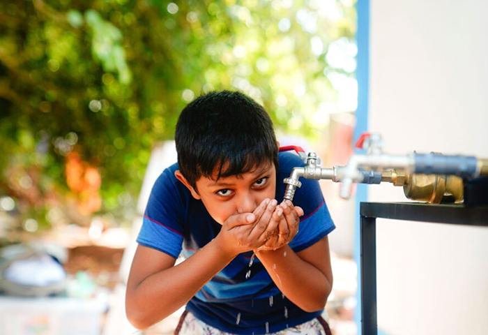 浄水場の安全な水を飲む子ども(提供写真)