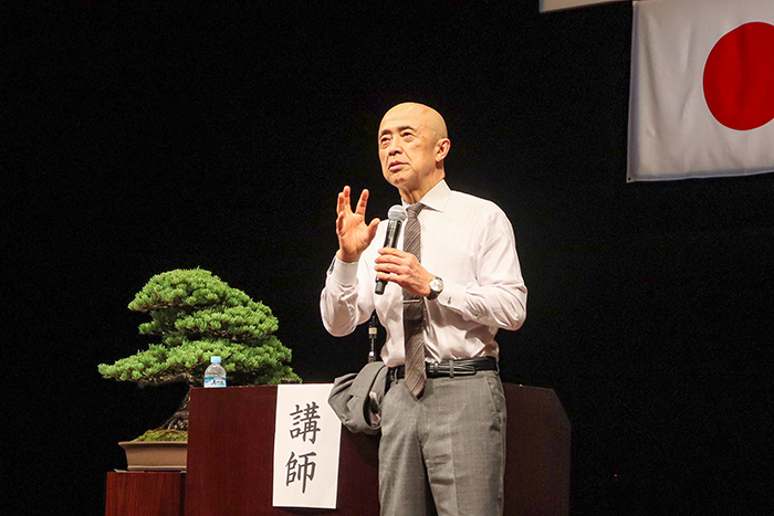 人間関係づくりが大切と話す菊池弁護士（撮影・山北）