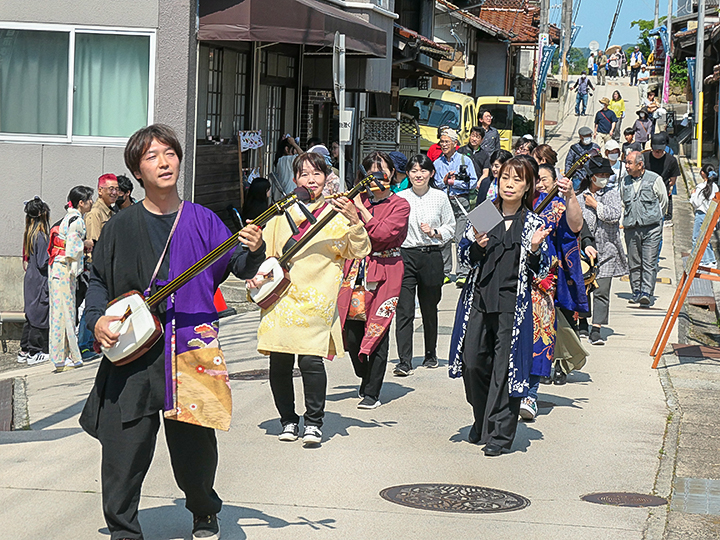 にぎわう白市むしろ鳥居まつり(撮影・フォトリポーター船越)