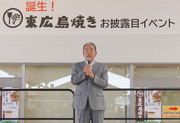 あいさつをする高垣市長（右）