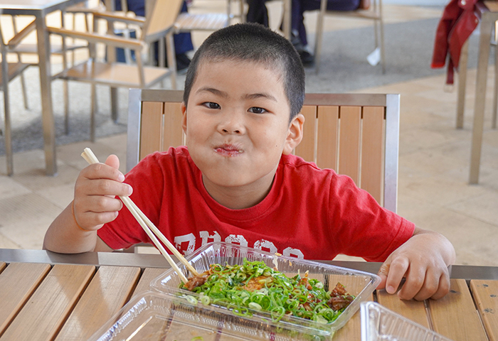 「めっちゃおいしい」と笑顔の長谷川莞士くん（5）＝東広島市西条町寺家＝