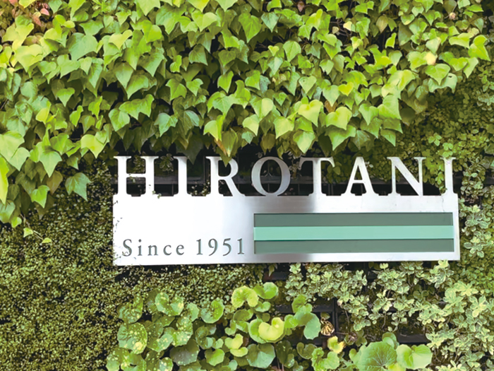 本社工場入口に掲げられている、創業年を表記した看板