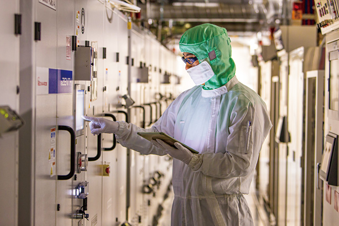 高性能と低消費電力を両立したDRAM製品の開発と生産を行う