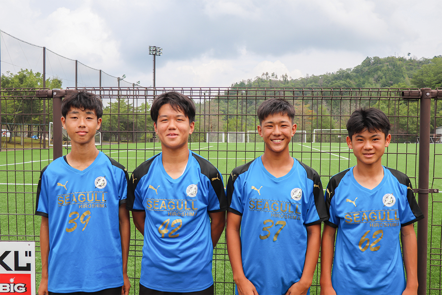 シーガル広島に所属する（左から）谷村虎太郎さん、中西奎斗さん、髙橋璃央さん、長谷川大希さん