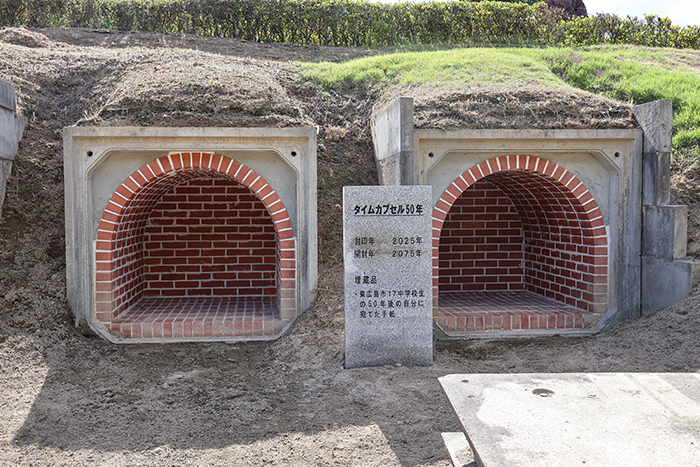 タイムカプセルを収める仙石庭園内の収納庫2基（撮影・𦚰）