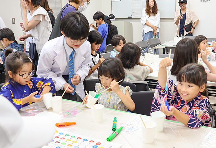 スライムづくりがきれいにできてうれしそうな子どもたち