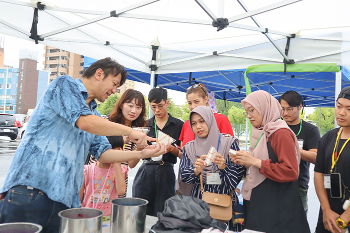 山田講師（左）に染め方を説明してもらう参加者ら