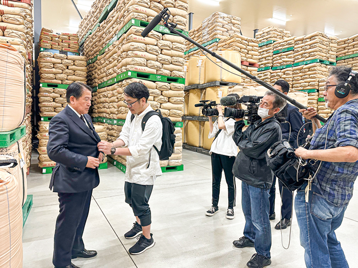 取材に答える武信和也社長（写真左）